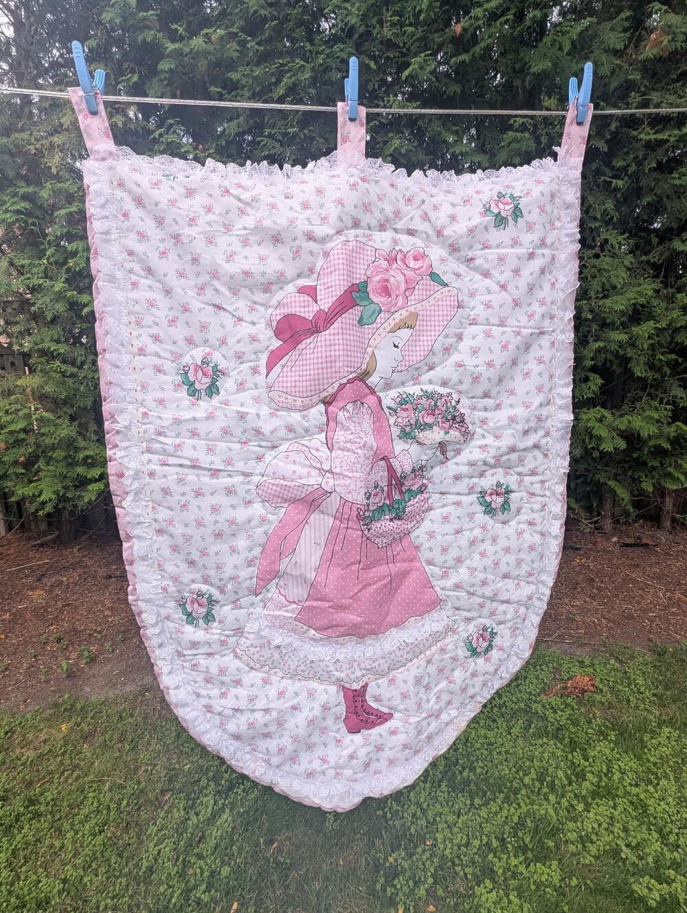 Vintage Sue Bonnet Pink Floral Fabric & Lace Quilt Wall Hanging Home Decor 80's